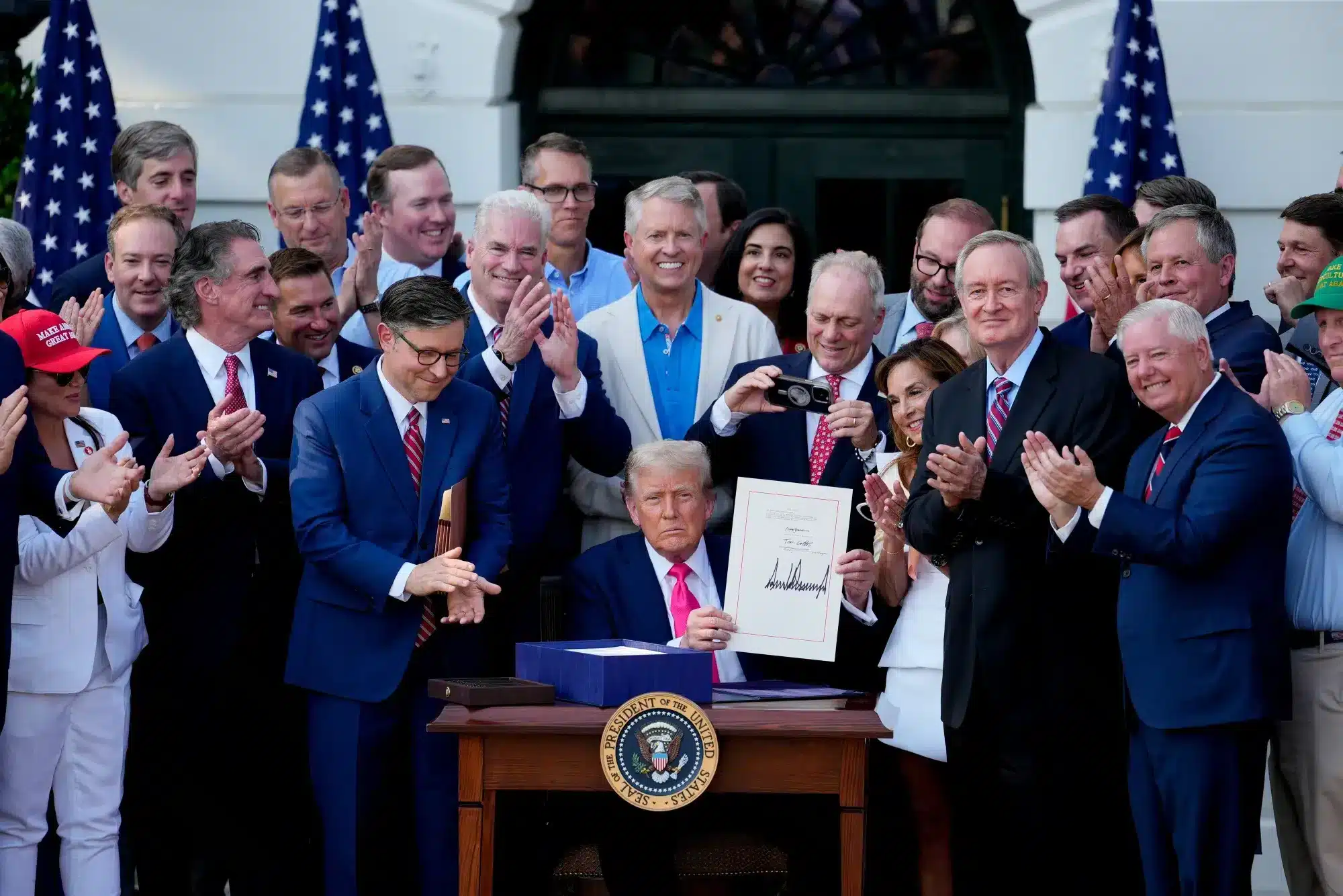 Firma de la ley tributaria por el presidente de Estados Unidos