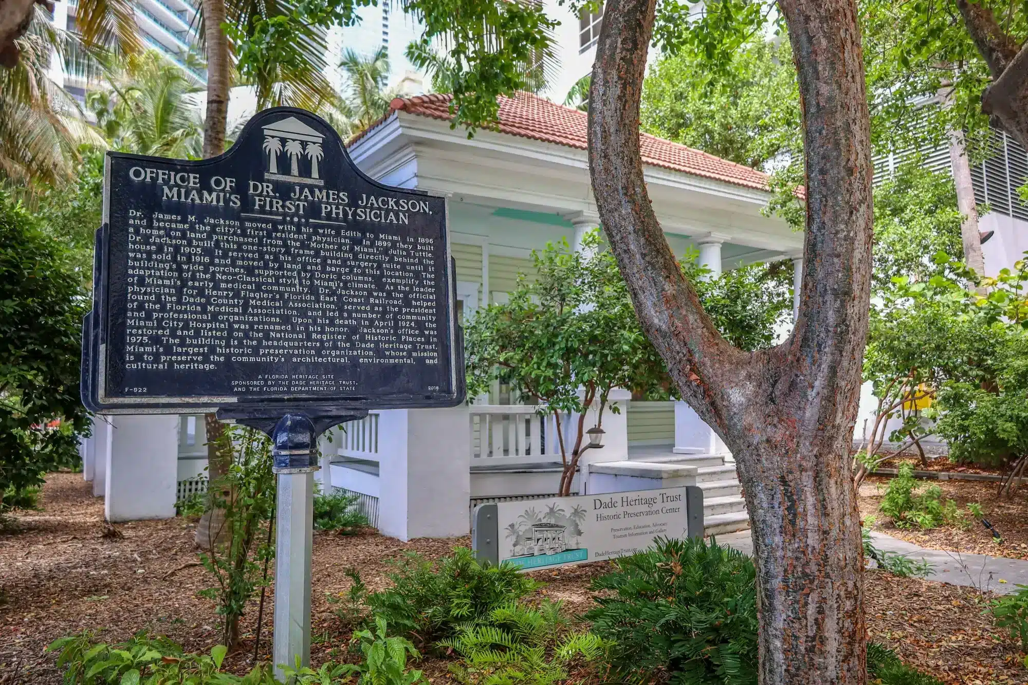Fachada de la histórica cabaña Jackson en Brickell
