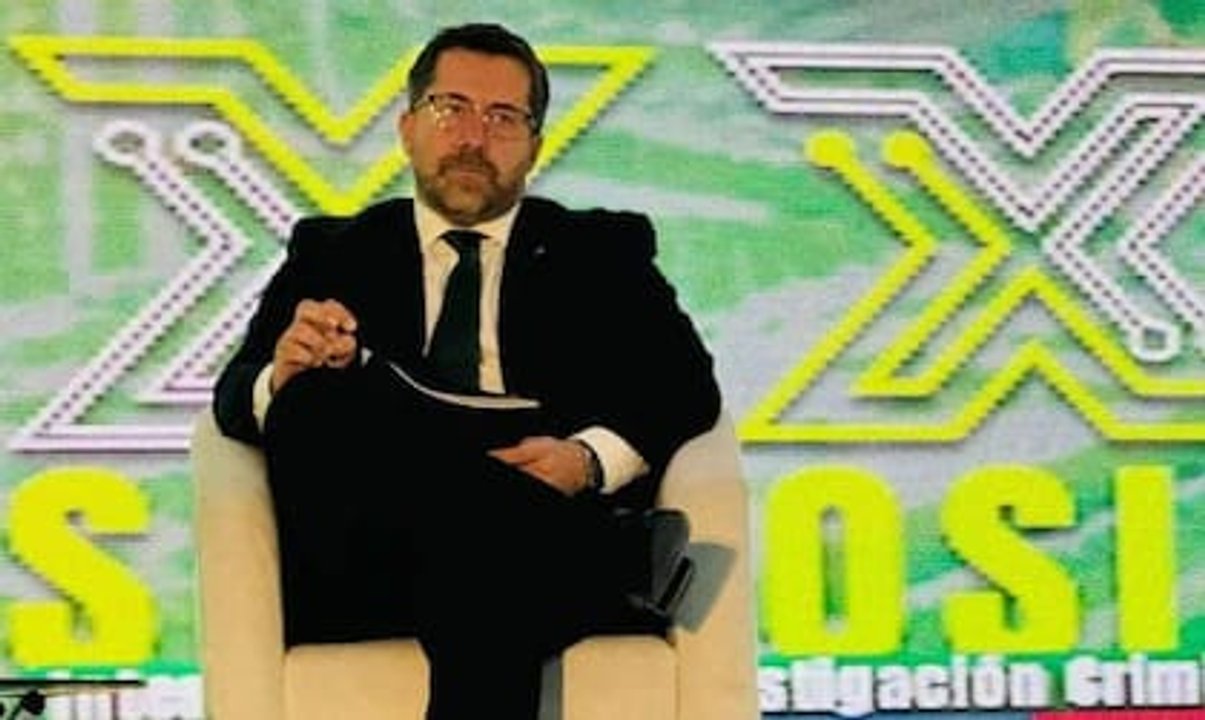 Ramiro Anzit Guerrero en un evento formal, sosteniendo documentos