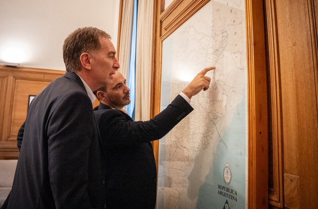 Santilli y Valdés analizan un mapa de Argentina durante la reunión en Casa Rosada