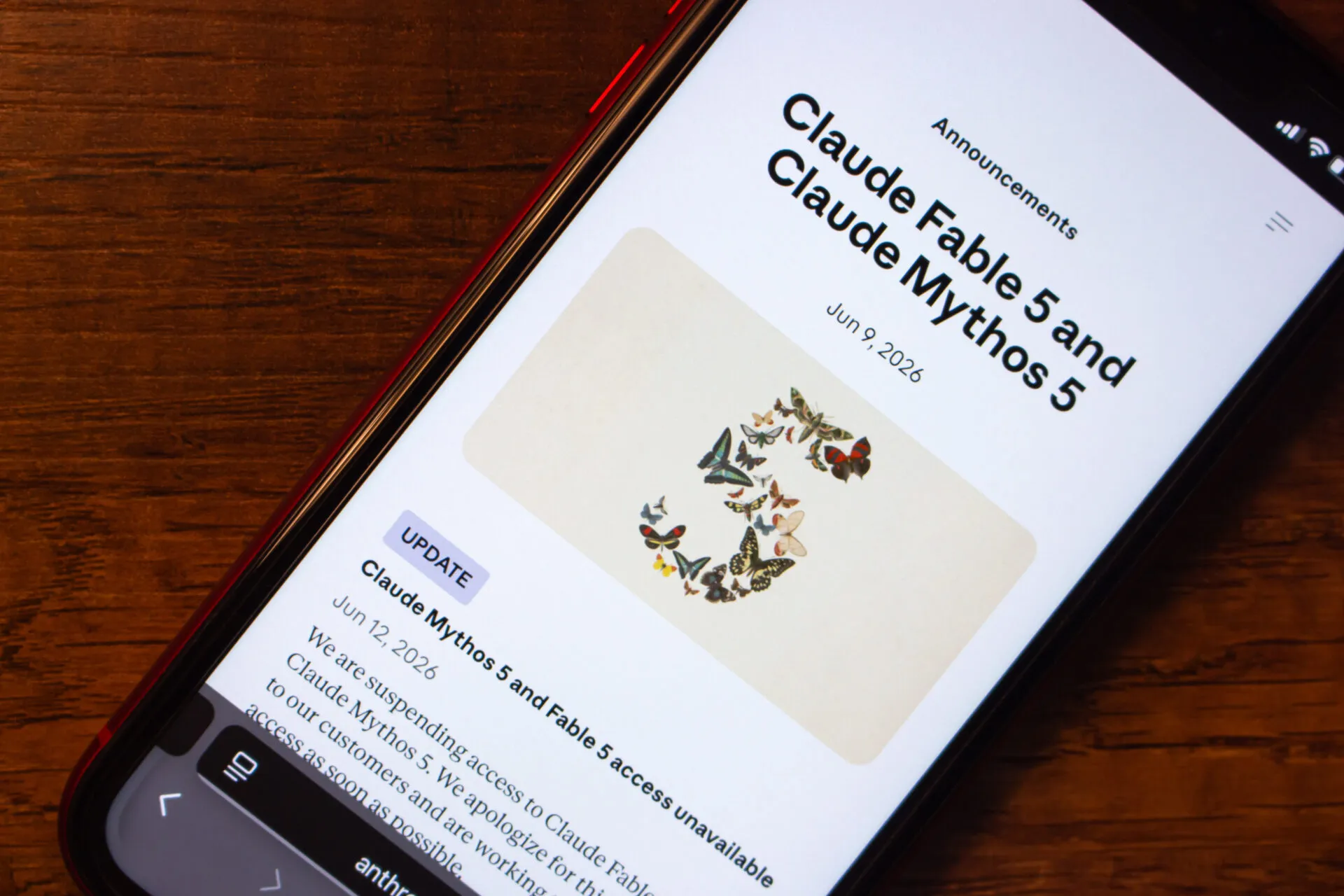 Pantalla de teléfono mostrando la suspensión de acceso a los modelos Claude Fable 5 y Claude Mythos 5