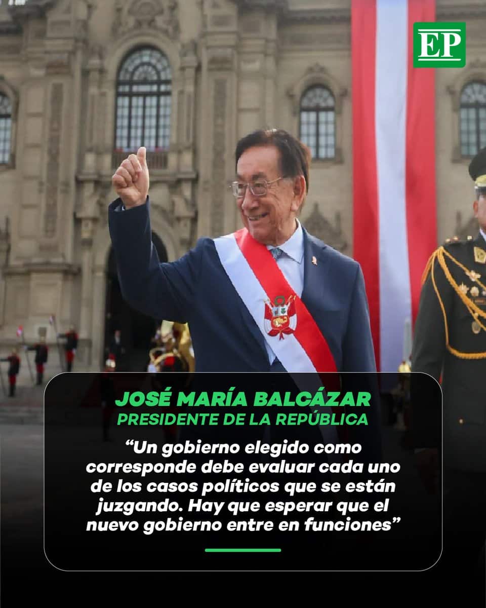 José María Balcázar vestido con traje oscuro y banda presidencial, saludando durante la ceremonia de transmisión de mando