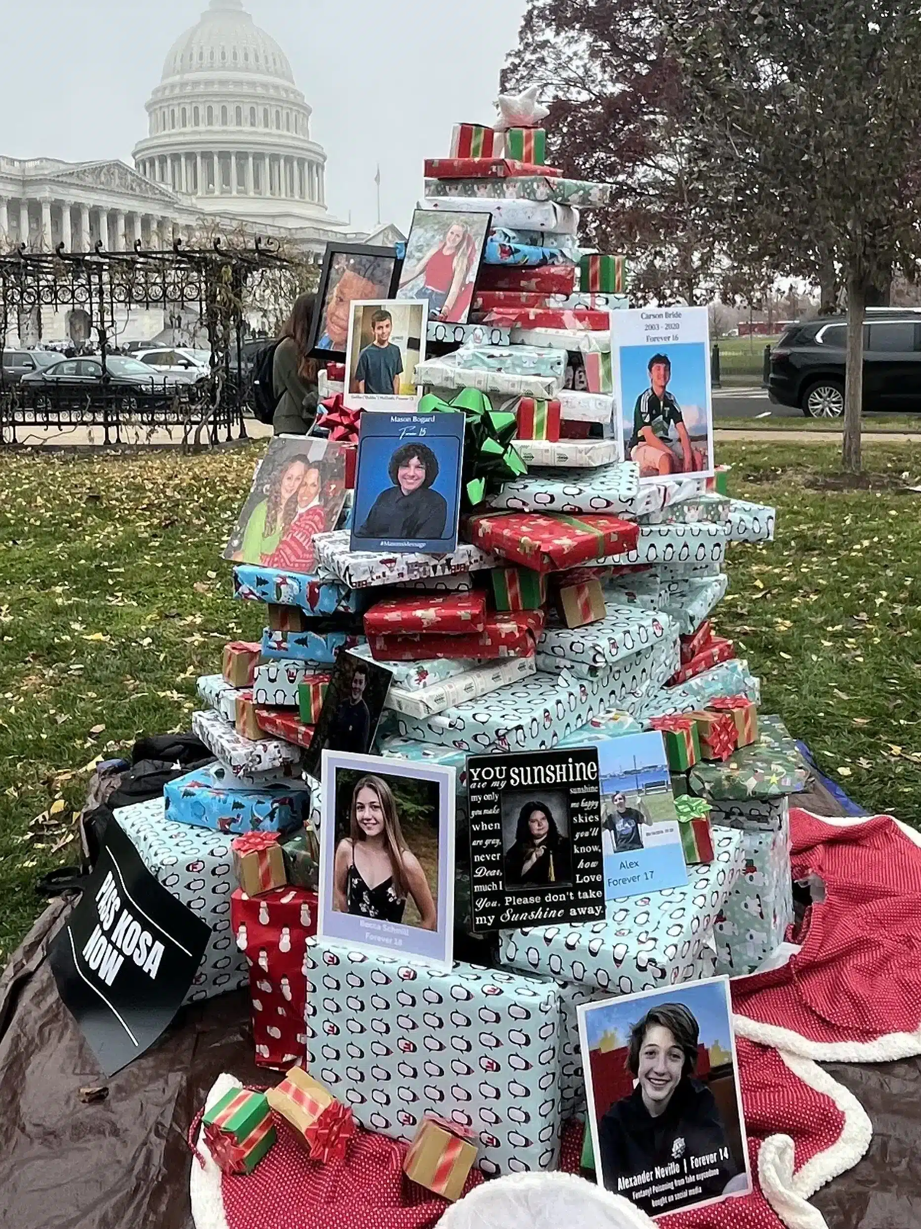 Montaje de regalos con fotos de niños víctimas frente al Capitolio