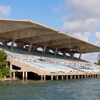 Vista del Miami Marine Stadium abandonado junto al agua y la ciudad al fondo