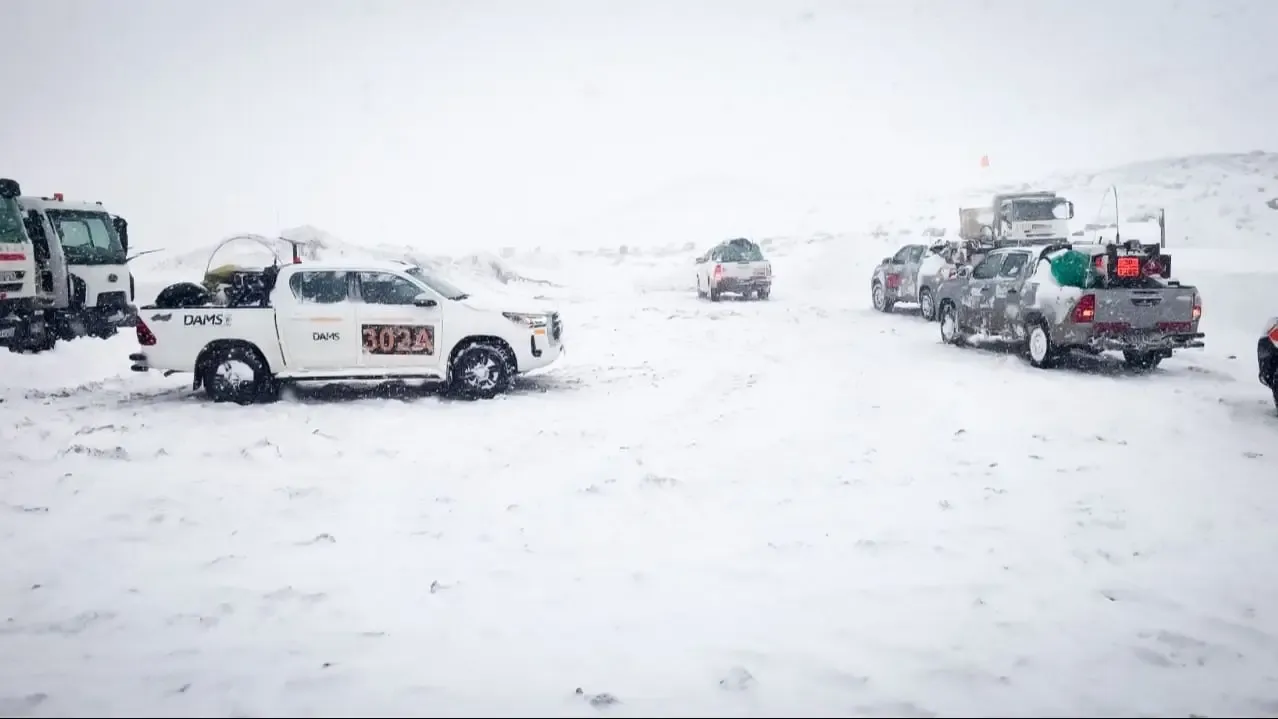 Paisaje nevado con vehículos varados en Catamarca