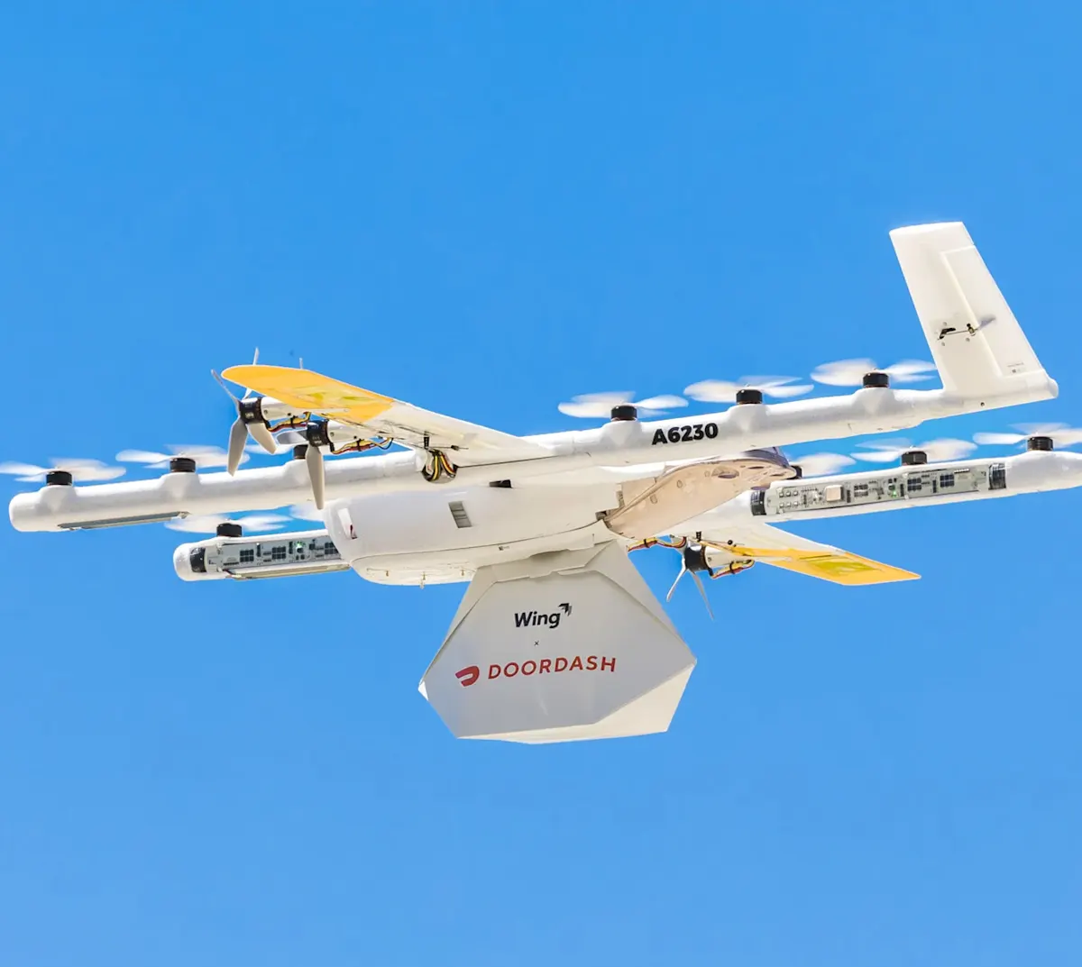 Dron de entrega de Wing y DoorDash volando