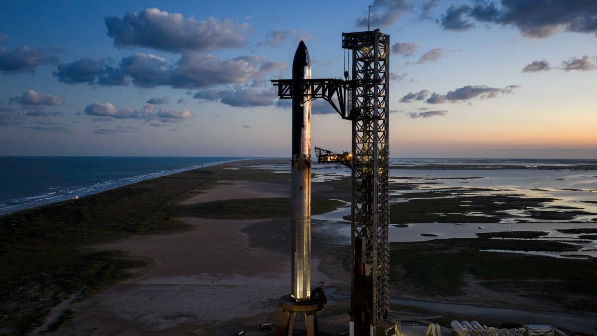 Cohete Starship en plataforma al atardecer