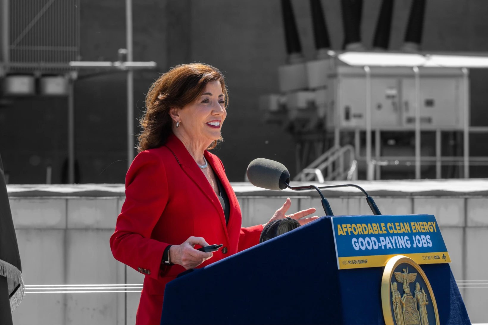 Kathy Hochul en un evento con el letrero ‘Affordable Clean Energy Good-Paying Jobs’, promoviendo empleos verdes