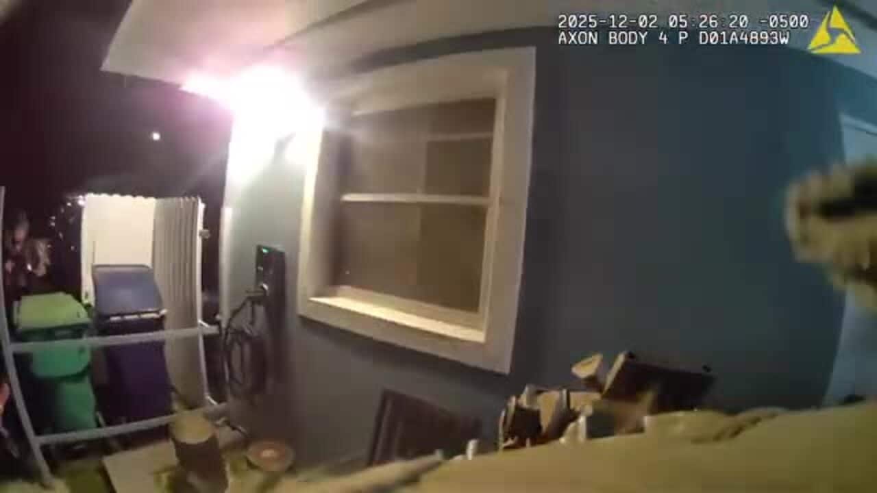 Imagen de cámara corporal muestra a un hombre saliendo con un arma durante el servicio de orden judicial de la MDSO