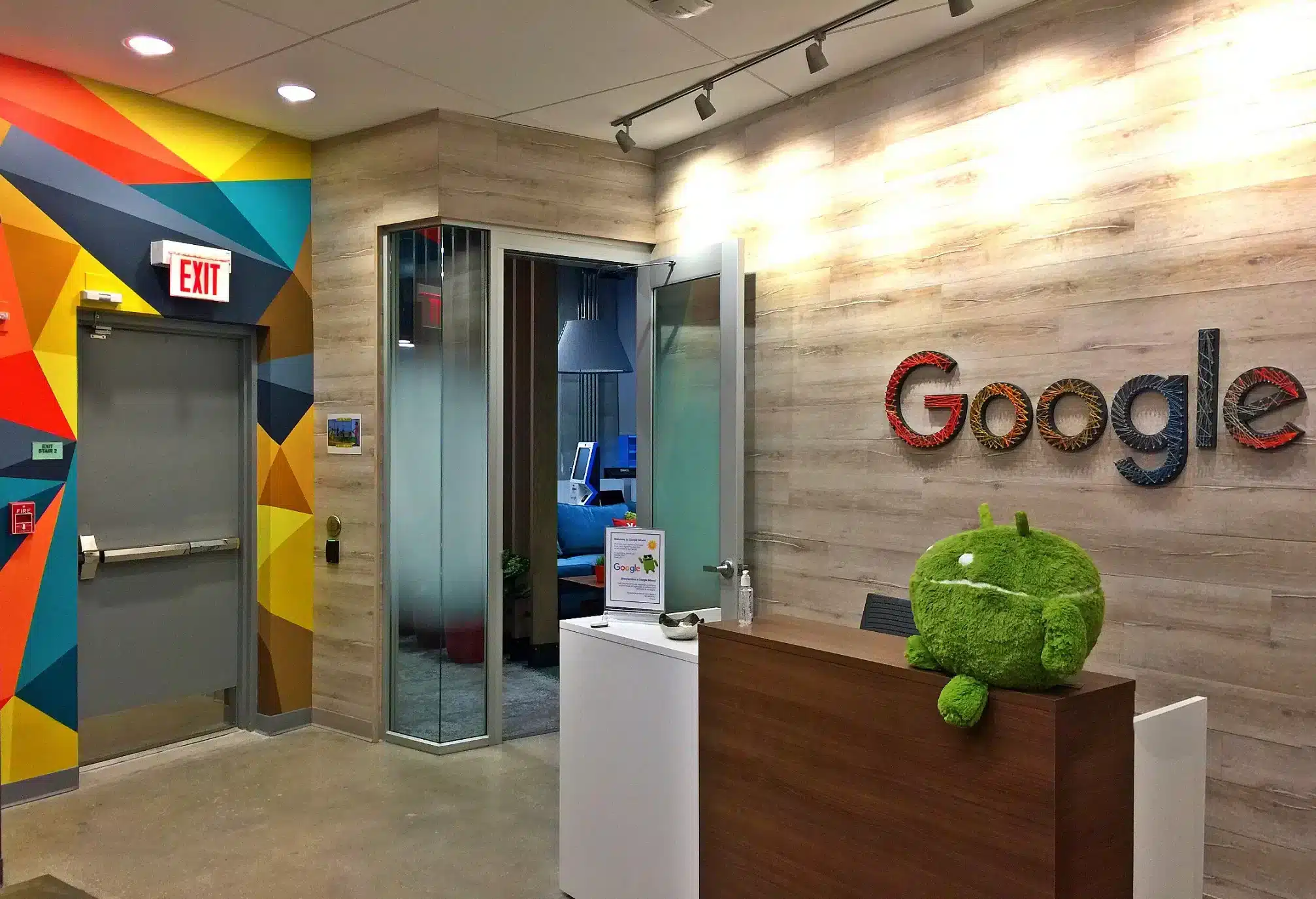 Interior de la oficina de Google en Miami con diseño geométrico y logotipo de colores