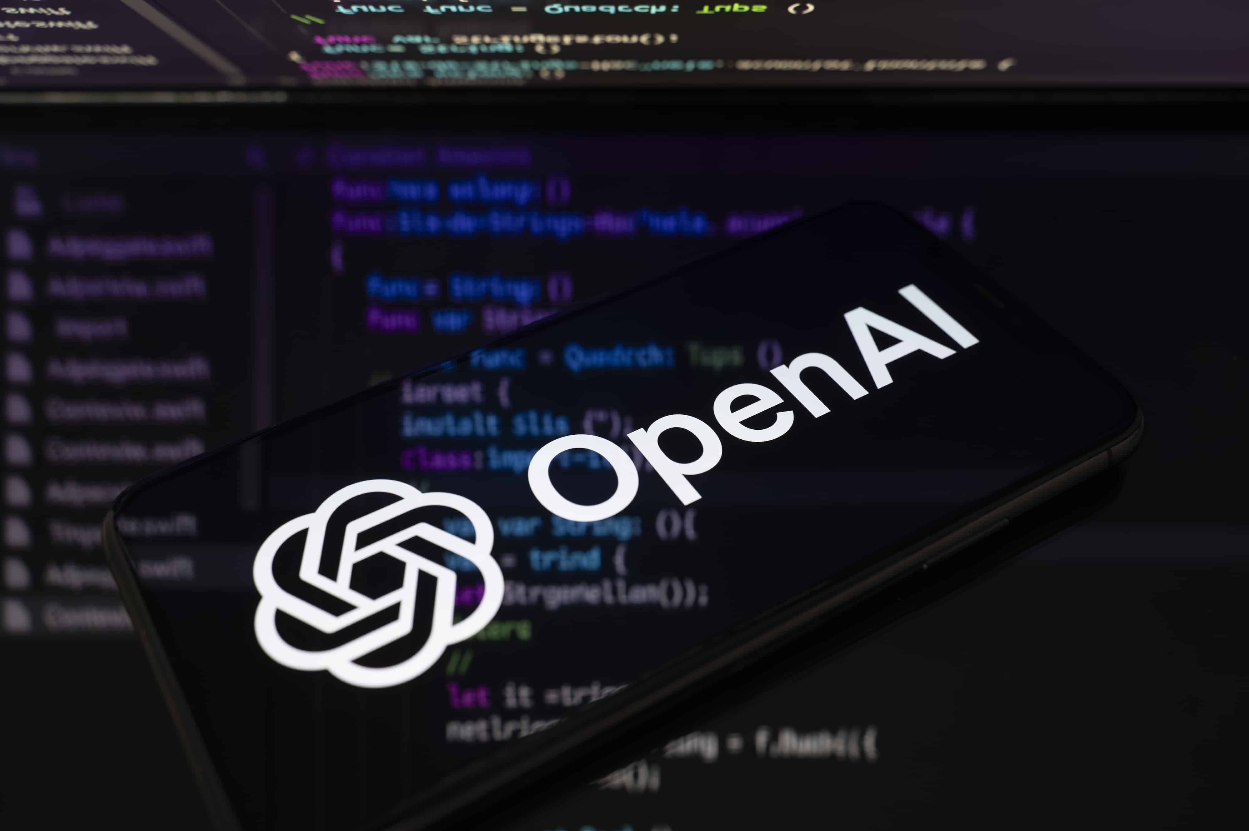 Logo de OpenAI sobre un fondo de código de programación