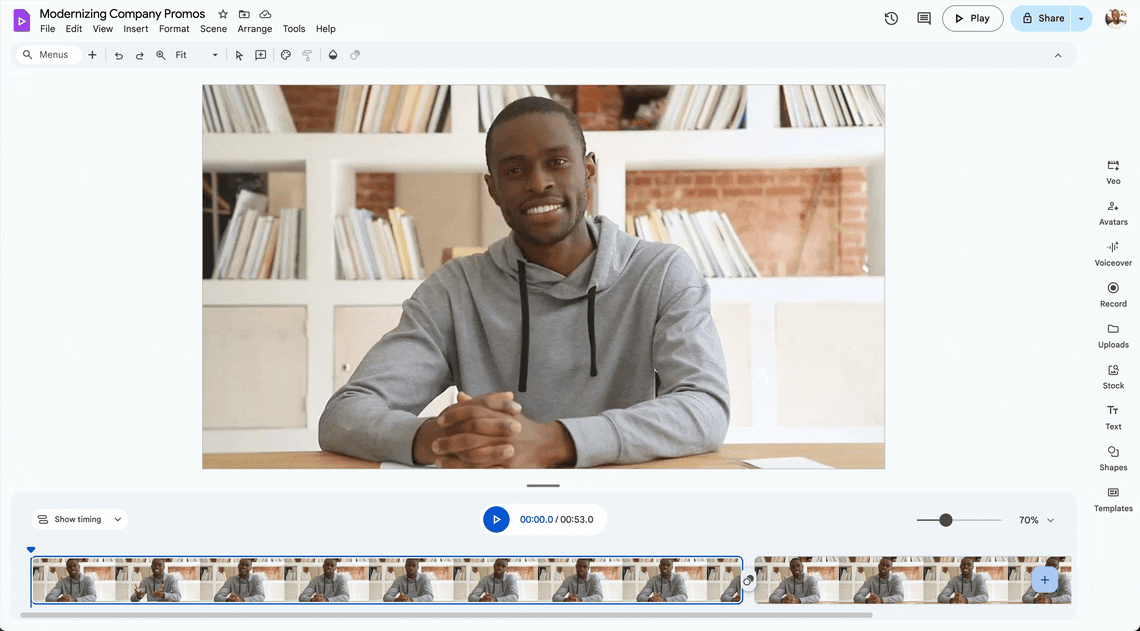 Hombre sonriente en oficina moderna, representando a un usuario de Google Vids