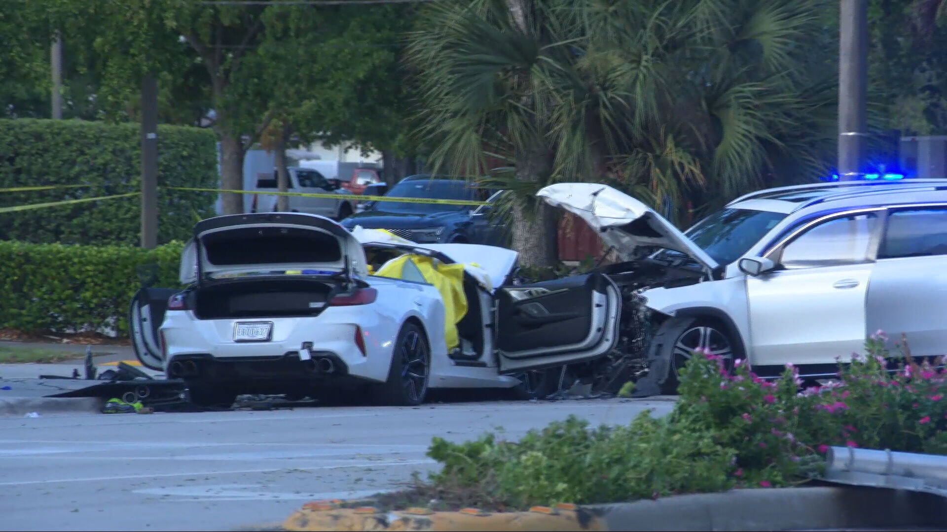 Escena del accidente entre un BMW M8 y un Mercedes-Benz GLS en Dania Beach, con cinta policial y vehículos de emergencia