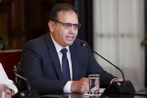 Carlos Yáñez Lazo en una reunión formal de trabajo