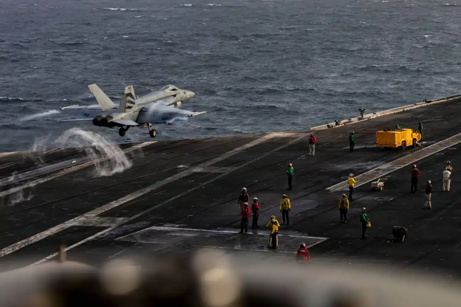 Avión de combate despegando de un portaaviones de la Marina de EE.UU.