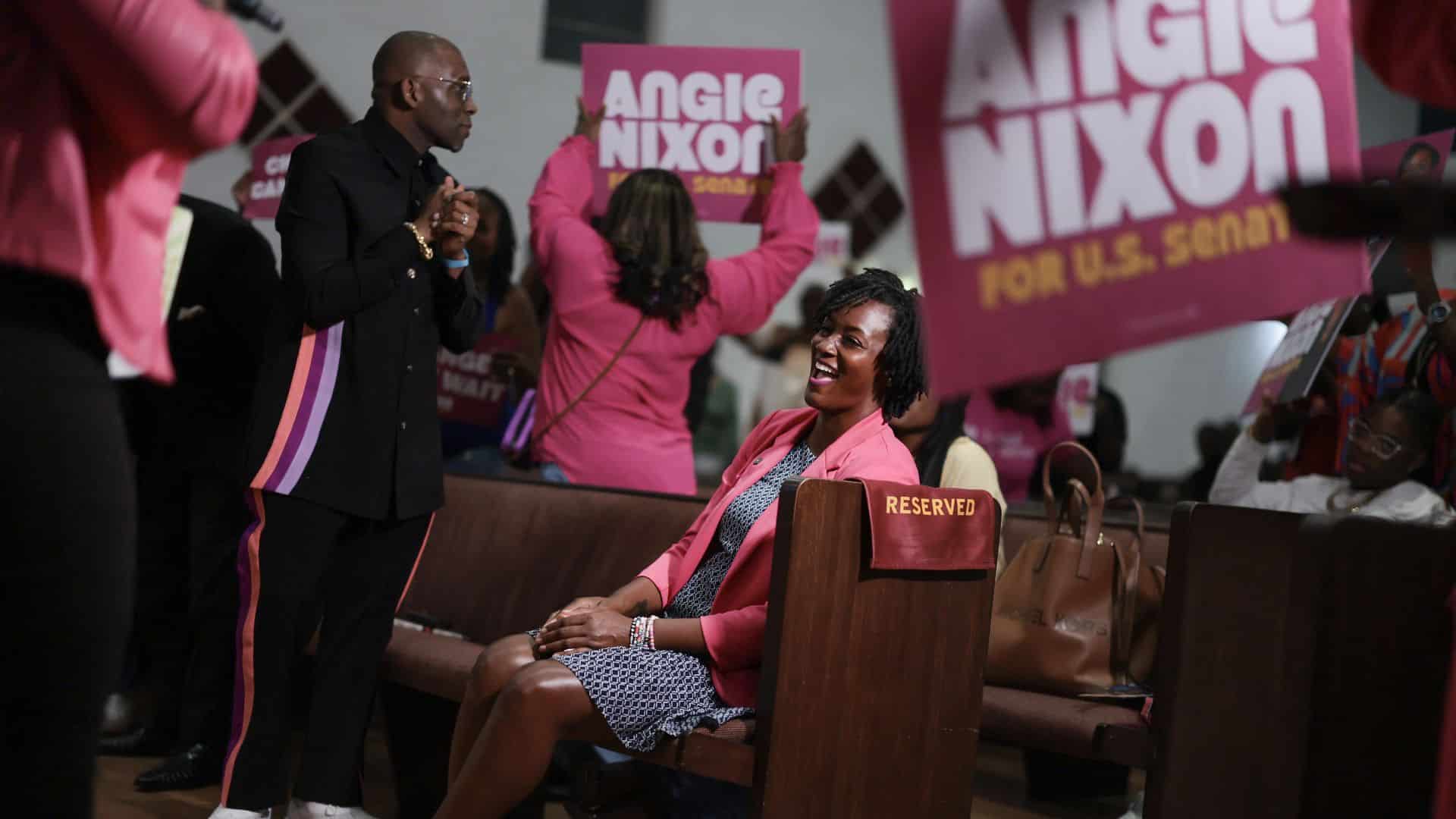 Simpatizantes de Angie Nixon celebran el respaldo de Bernie Sanders