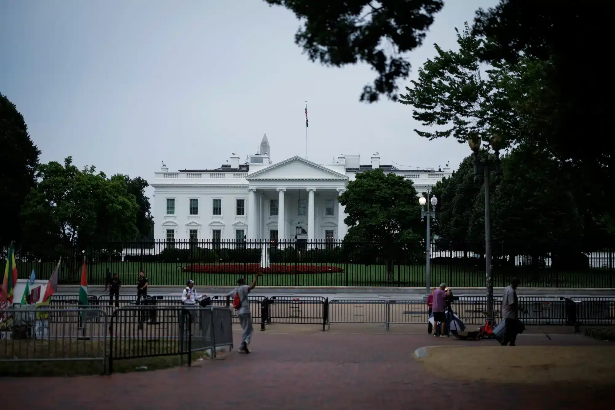 Fachada de la Casa Blanca con jardines y seguridad perimetral