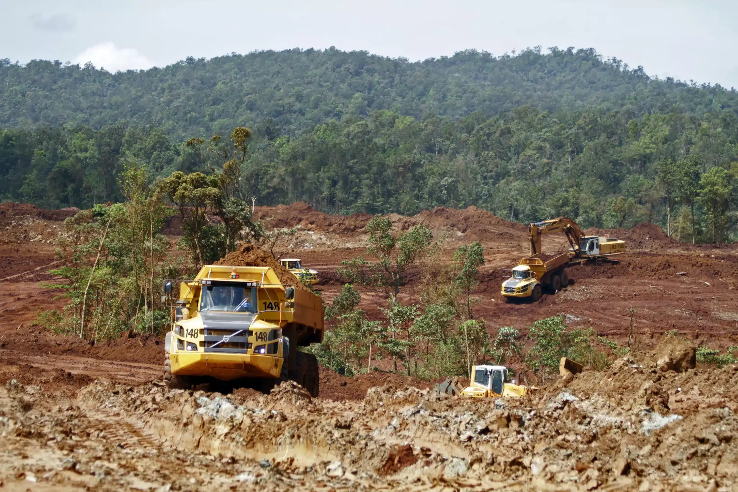 Operación minera en un paisaje montañoso en Cuba