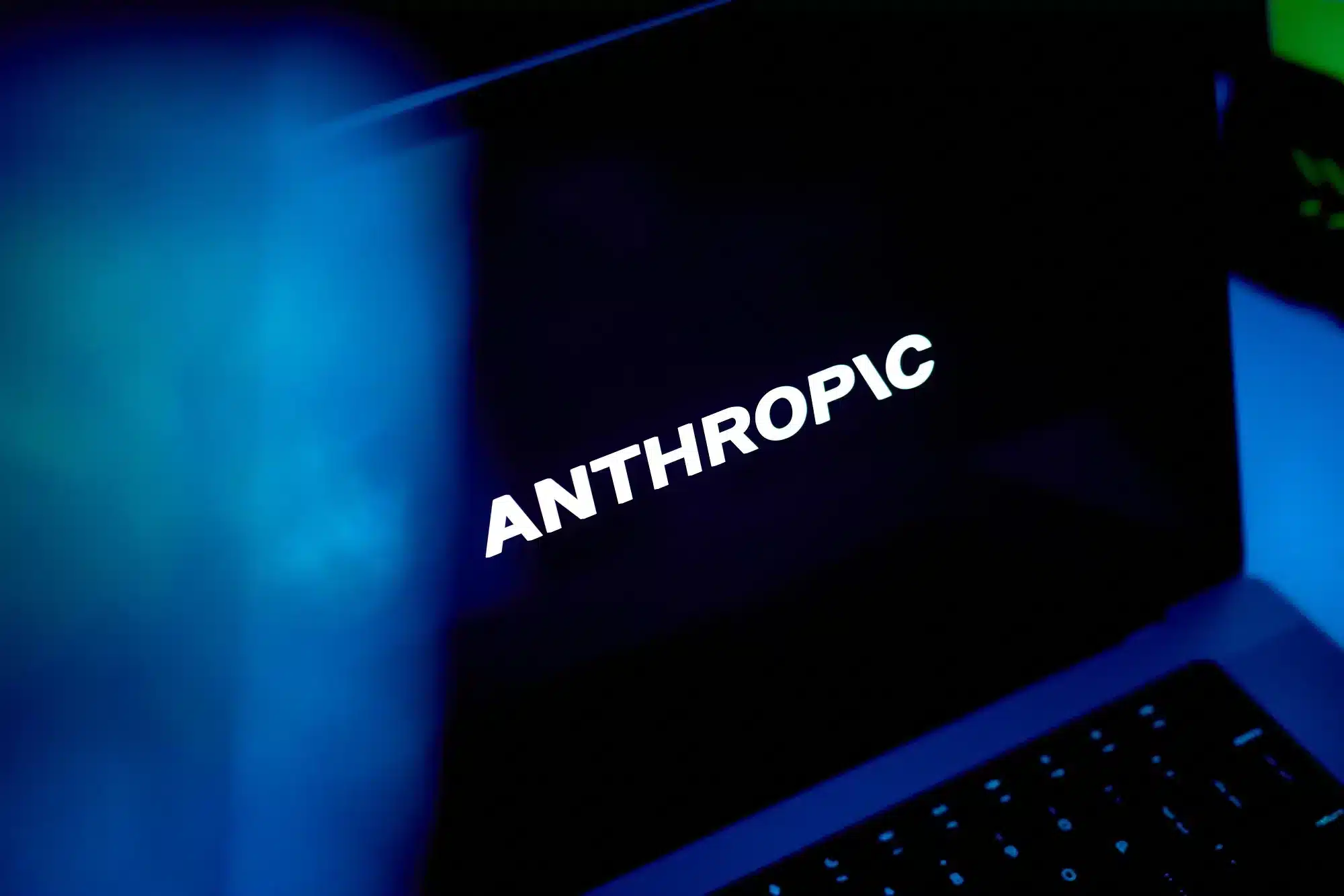 Pantalla oscura con el nombre de Anthropic iluminado en letras blancas