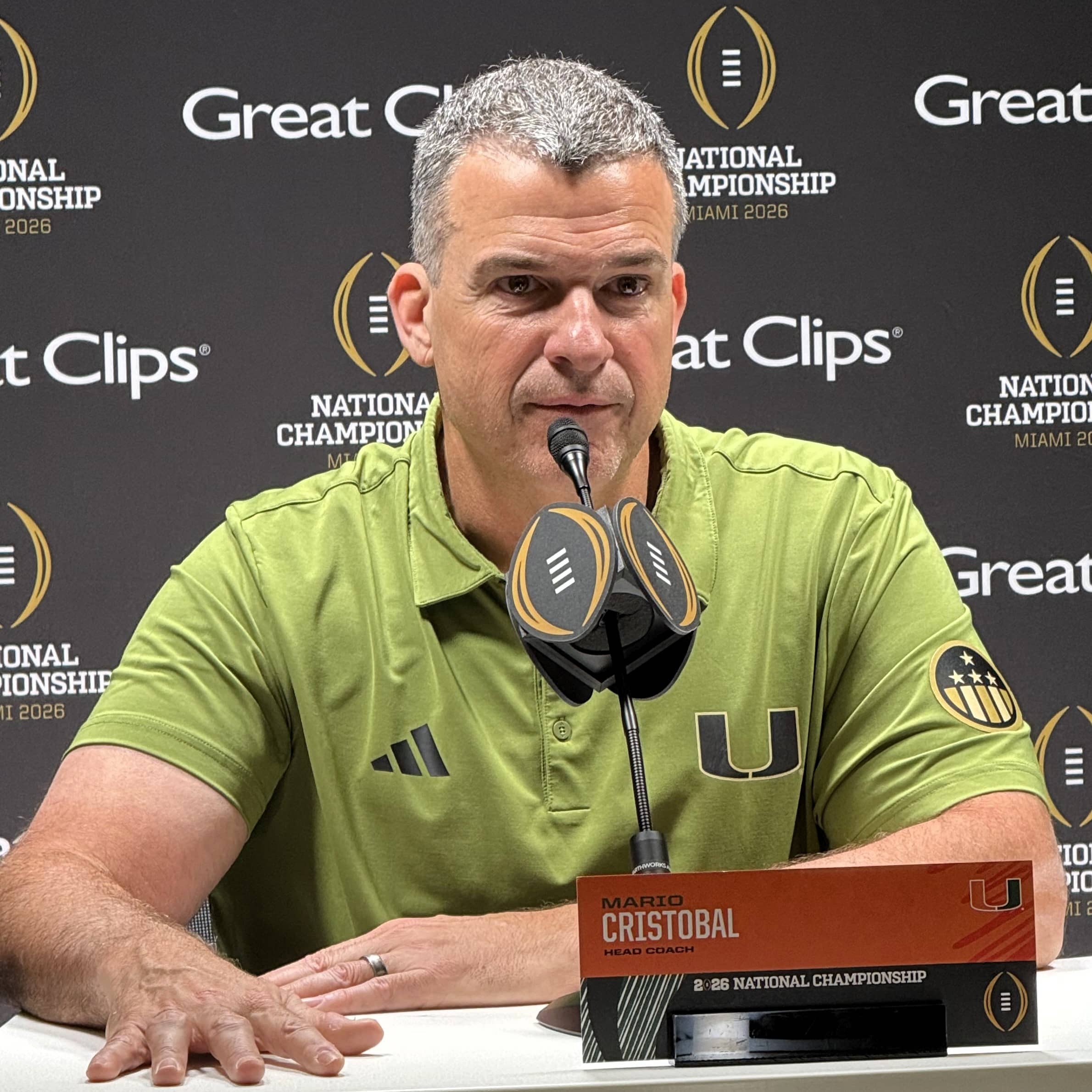 Mario Cristobal en conferencia de prensa con los Miami Hurricanes