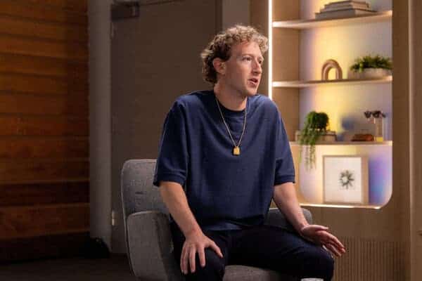 Zuckerberg sentado en un entorno moderno durante una entrevista sobre IA