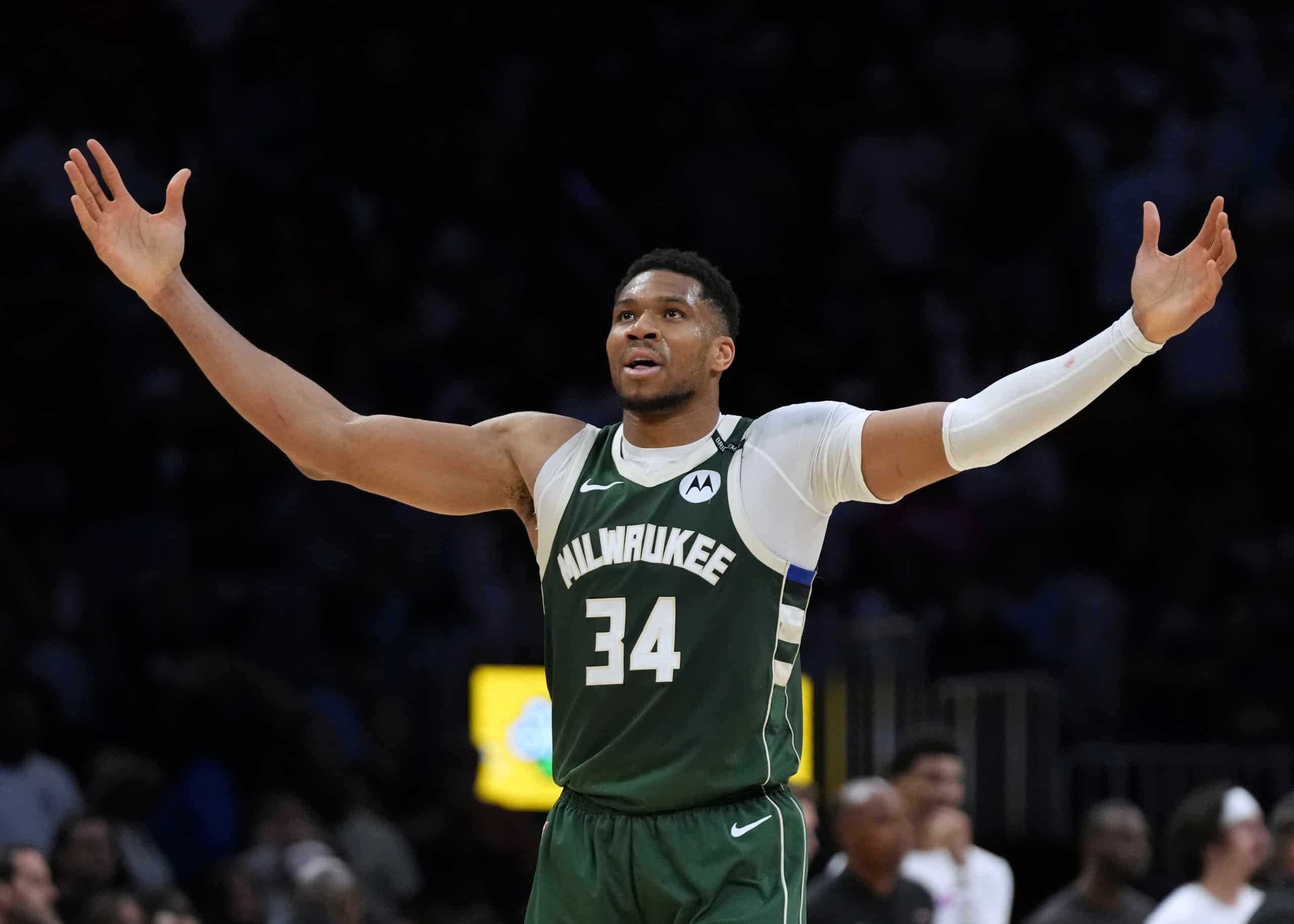 Giannis Antetokounmpo celebrando durante un partido con los Milwaukee Bucks