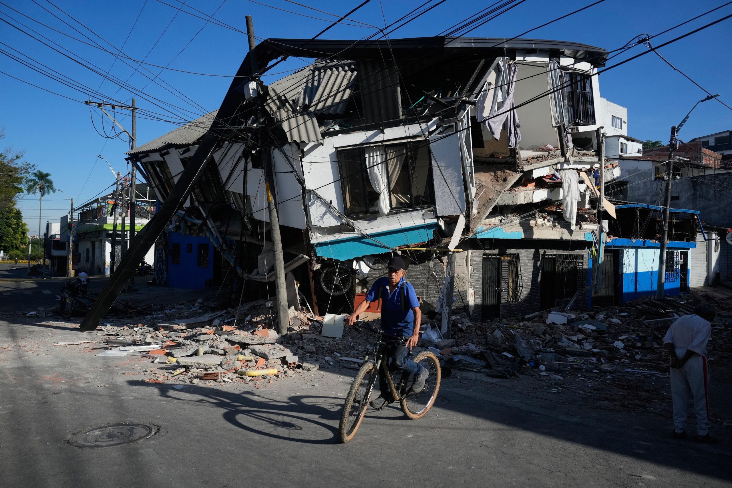 Edificio severamente dañado tras el terremoto en Pereira, Colombia