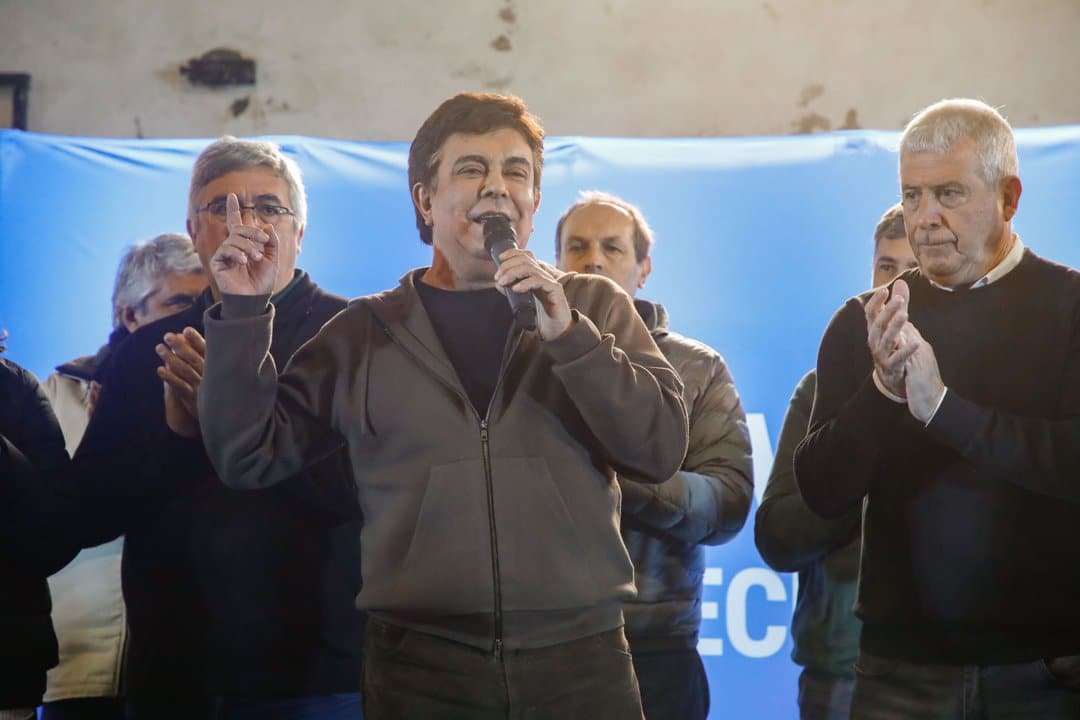 Fernando Espinoza hablando con micrófono en el plenario del Movimiento Derecho al Futuro en Ramallo