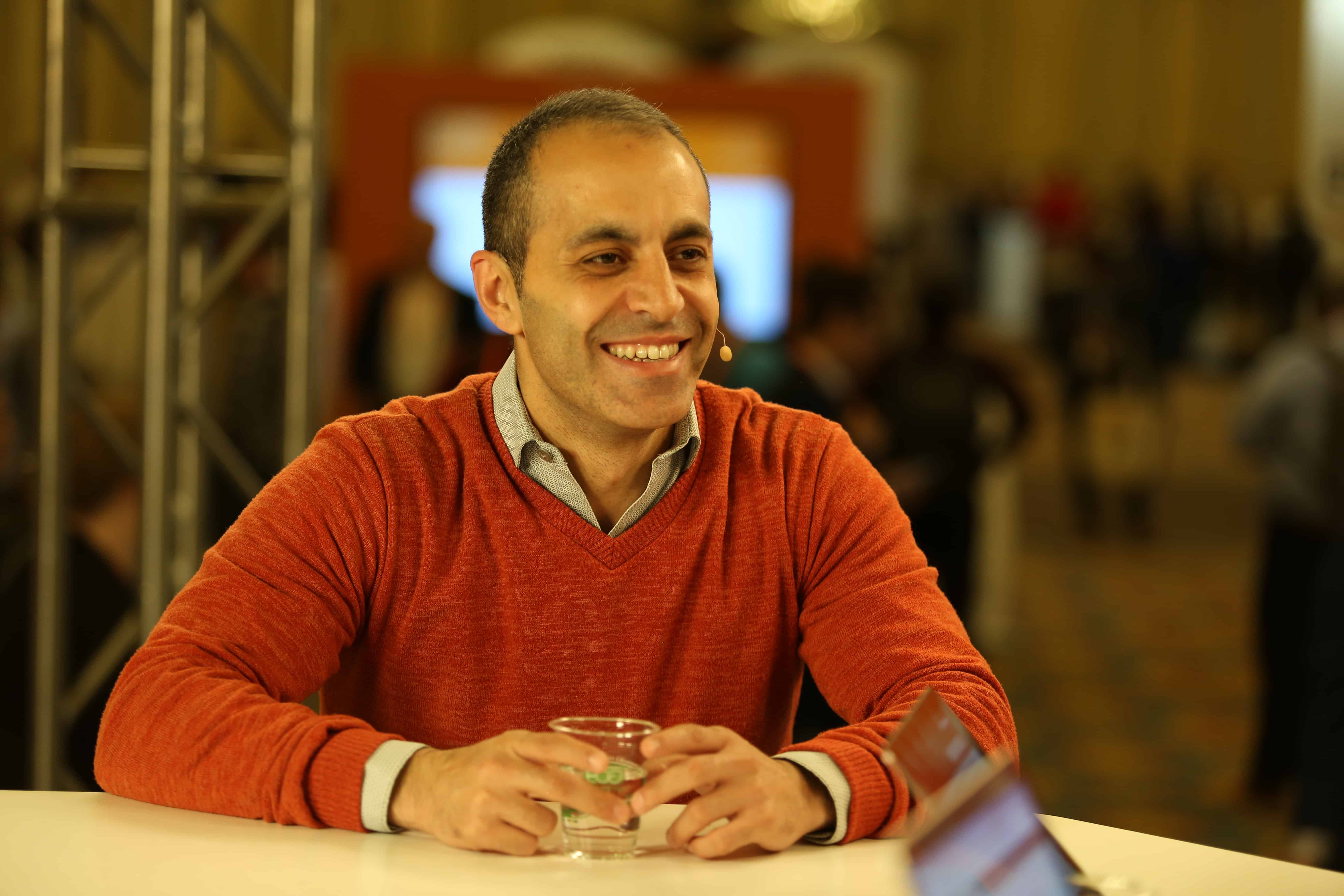 Ali Ghodsi sonriendo en un evento de conferencia