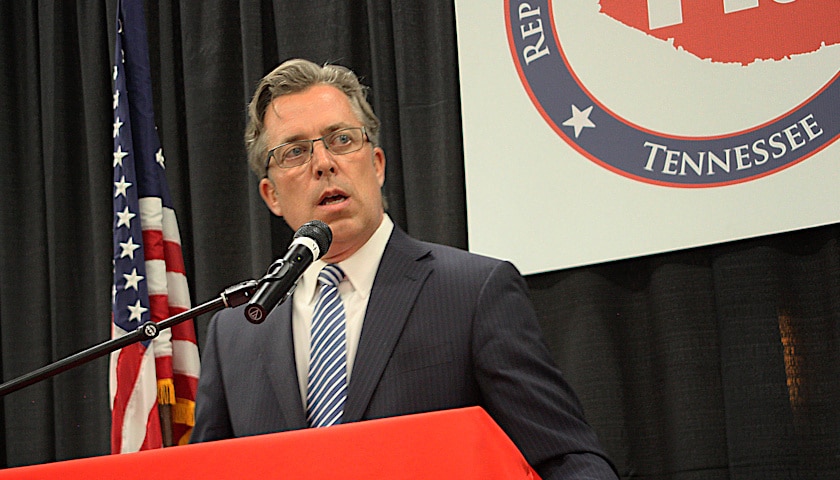 Andy Ogles habla en un evento republicano en Tennessee