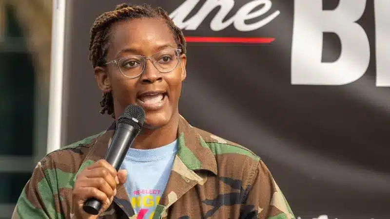 Angie Nixon durante un evento de campaña