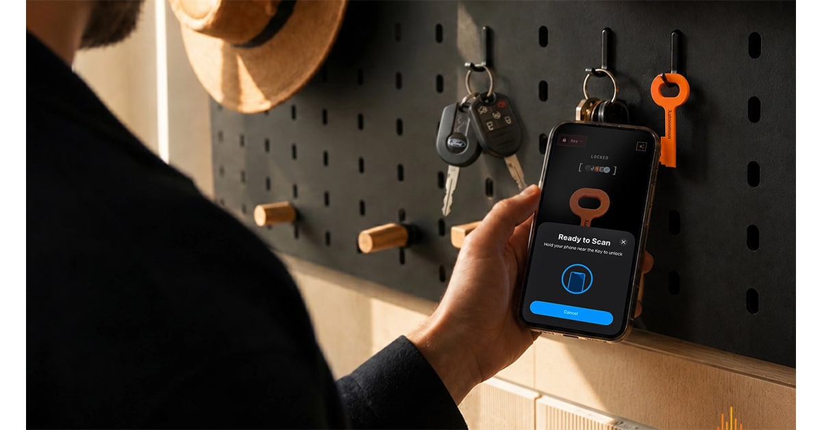 Persona sosteniendo un teléfono frente a la llave NFC de Autonomous Key