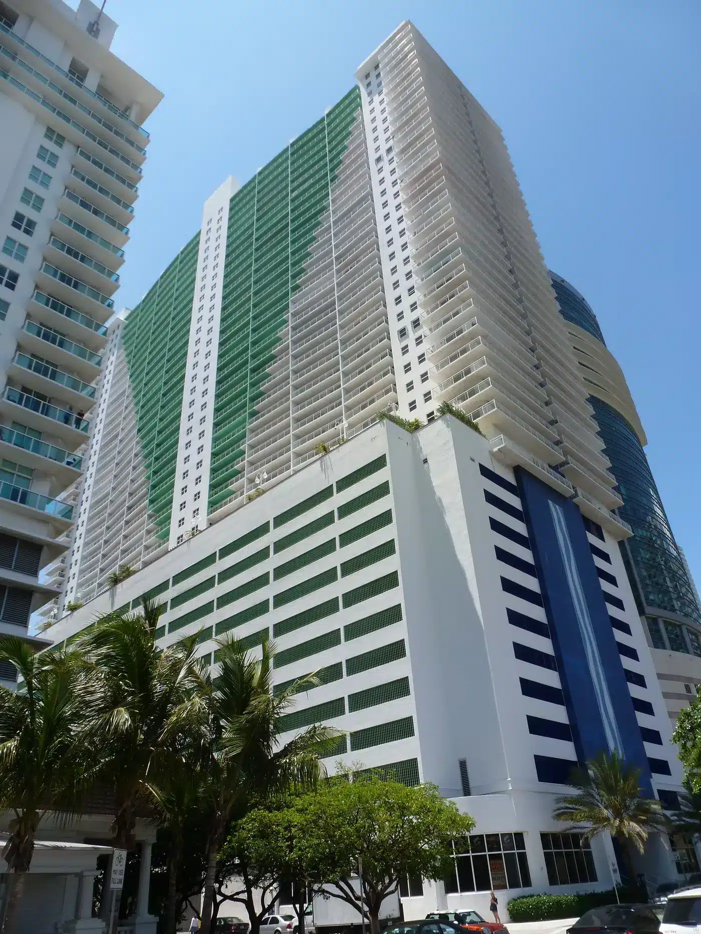 The Club at Brickell Bay en proceso de mantenimiento