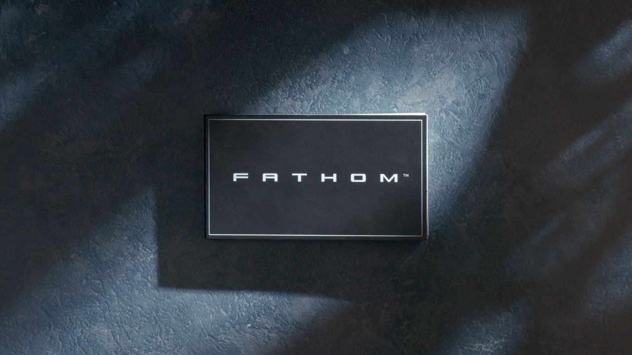 Caja negra con el nombre Fathom de la nueva camioneta eléctrica Ford