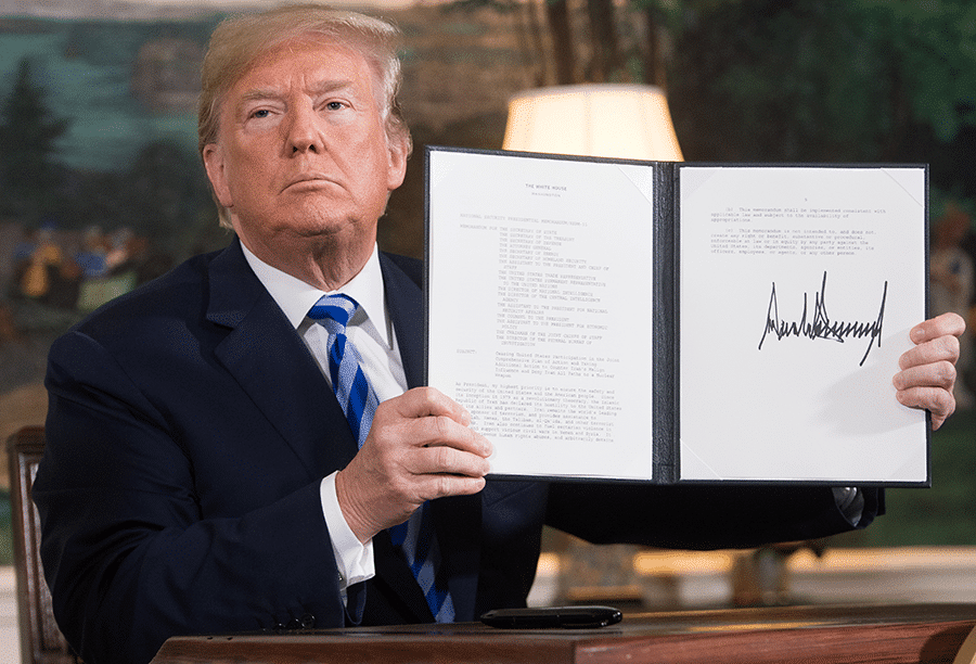 Documento oficial firmado sobre la mesa en contexto de política exterior de Estados Unidos