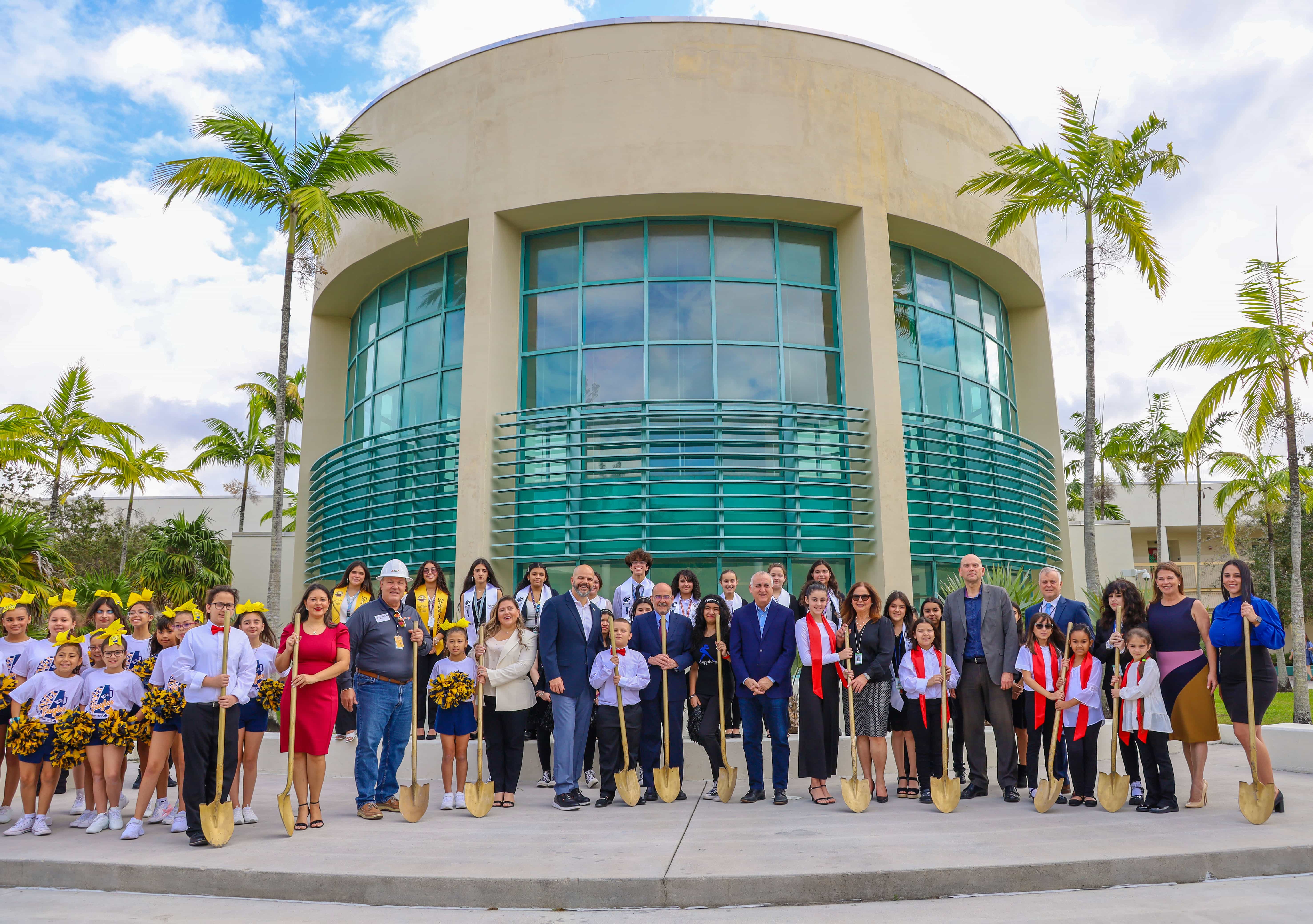 Estudiantes, padres y funcionarios del distrito escolar de Miami-Dade en una ceremonia de inauguración