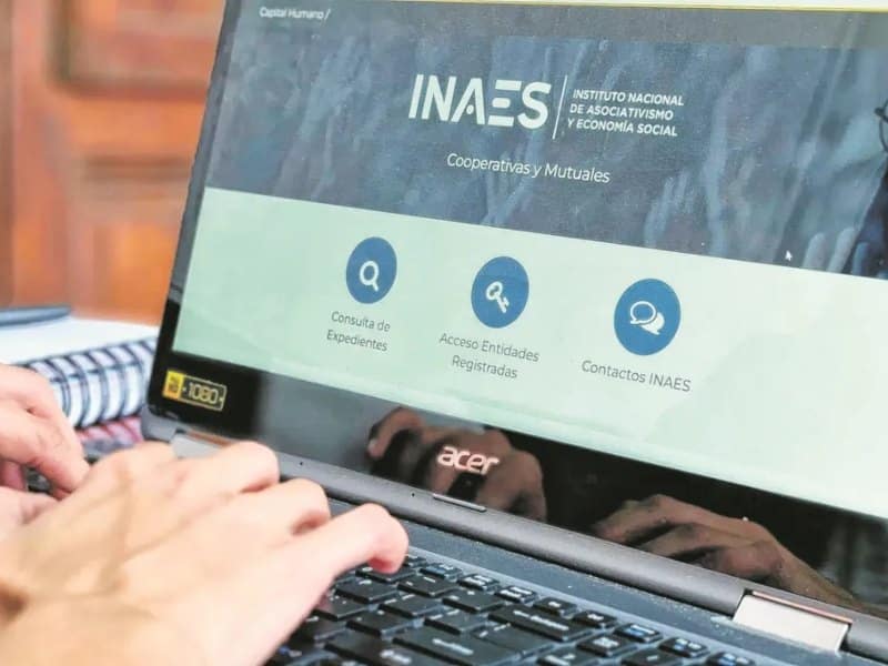 Computadora portátil con el sitio web del INAES abierto
