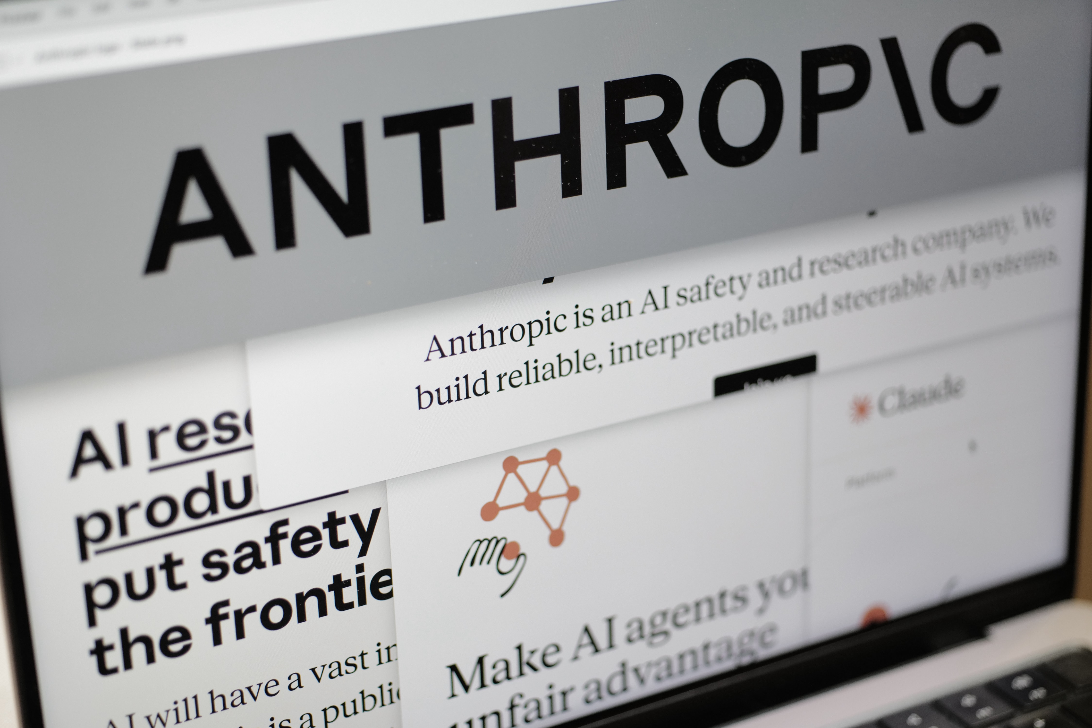 Computadora con el logotipo de Anthropic