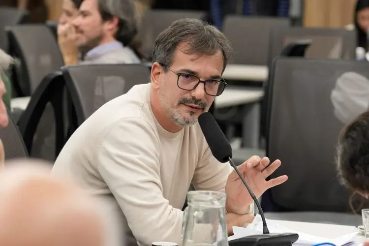 Sebastián Galmarini en un ámbito de diálogo legislativo