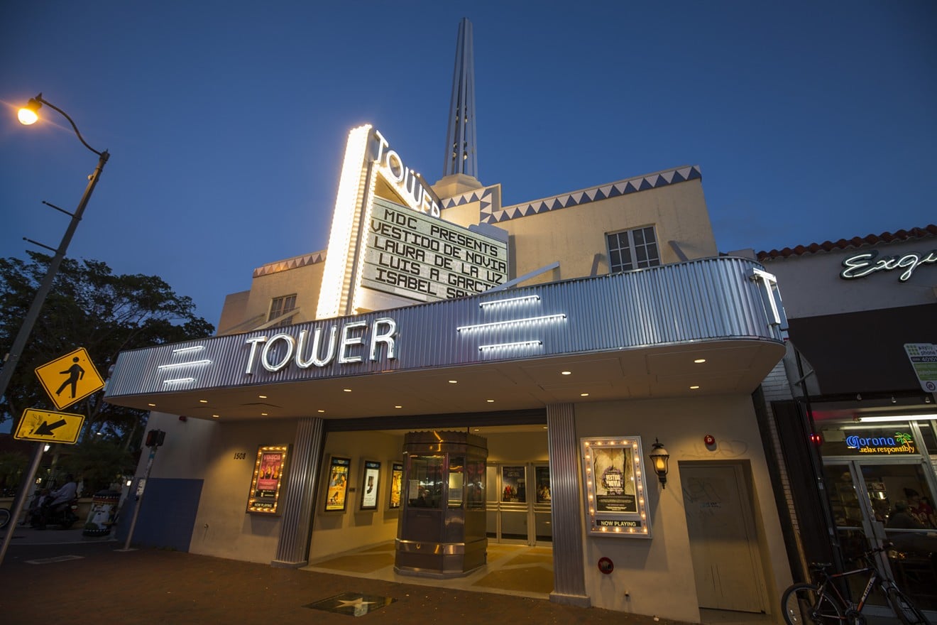 Fachada del Tower Theater en Little Havana