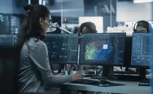 Profesional analizando datos de inteligencia artificial en una oficina moderna