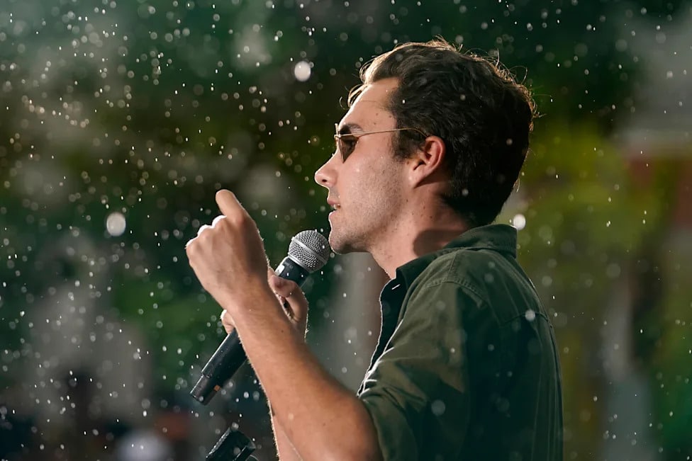 Joven activista del grupo de David Hogg habla en un acto público al aire libre