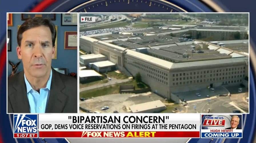 Pete Hegseth en una transmisión con el Pentágono de fondo