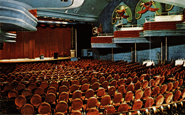 Interior del histórico teatro con asientos rojos y escenario