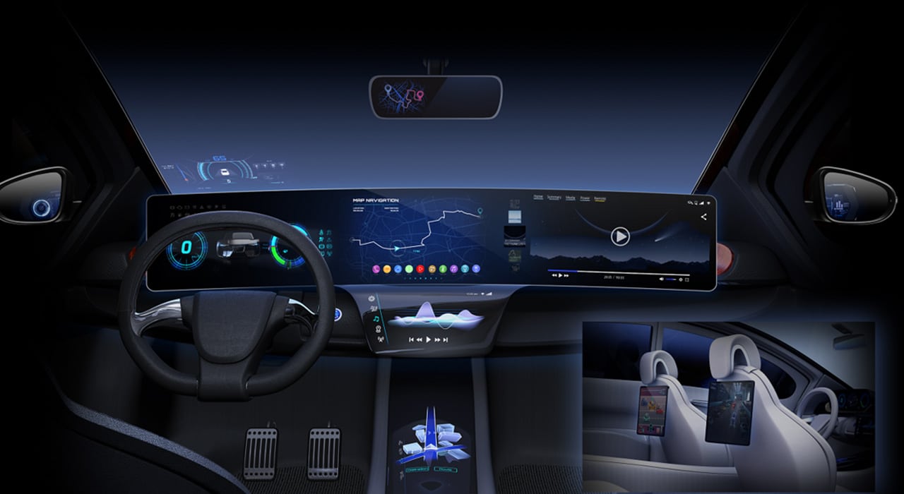 Interior de un vehículo con tablero digital y pantallas inteligentes