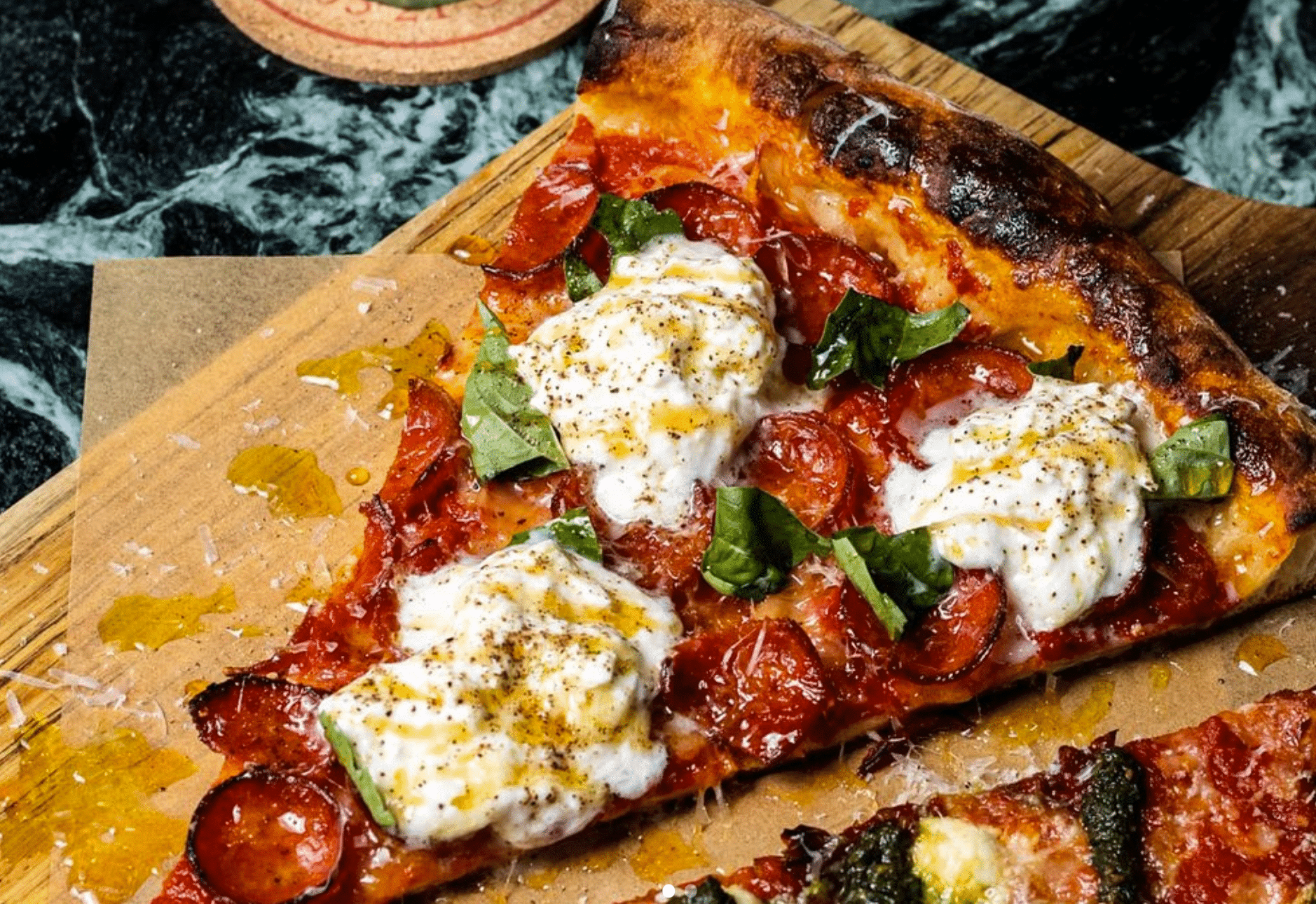 Porción de pizza con pepperoni, albahaca y queso de Miami Slice