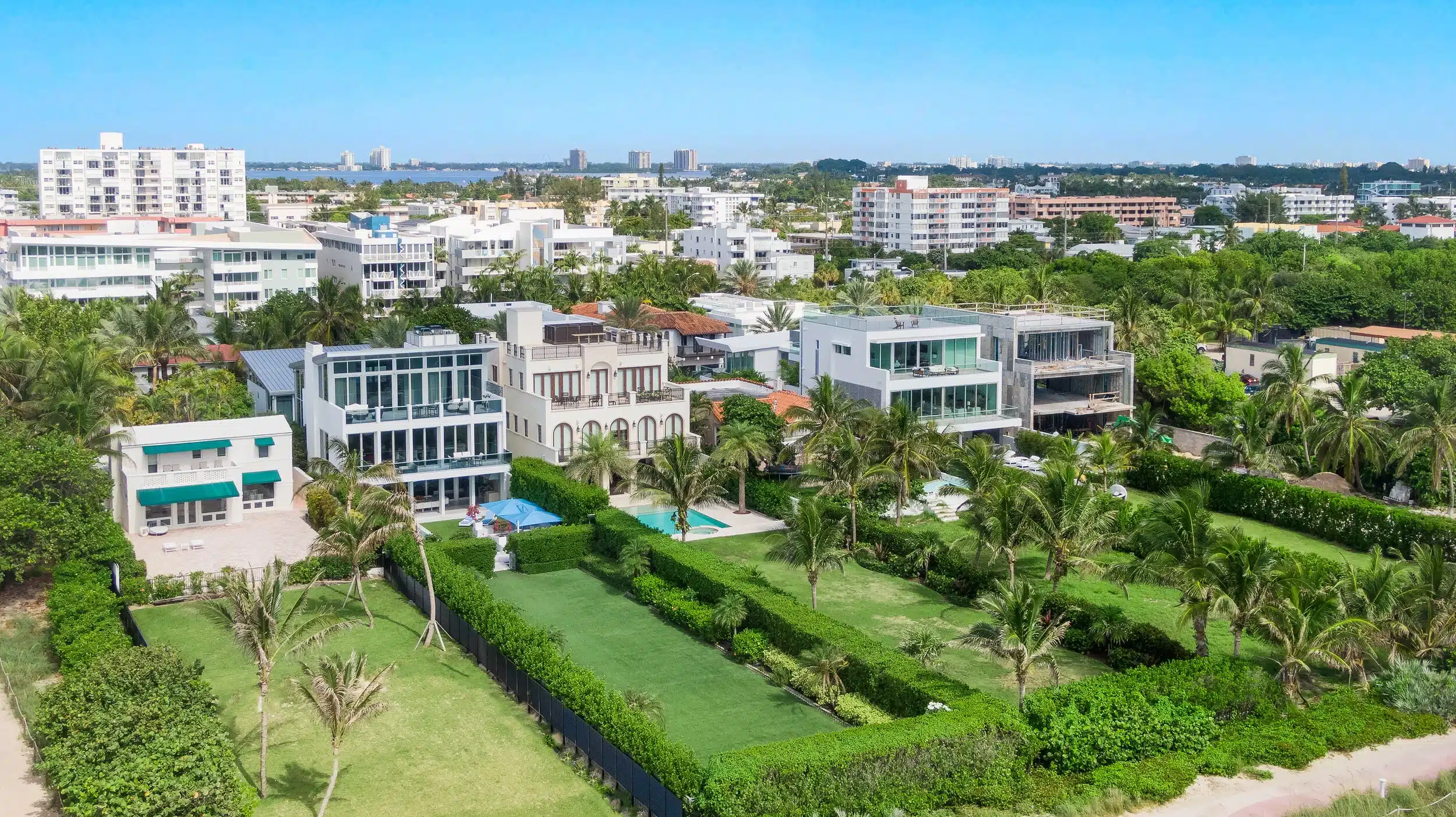 Vista aérea de propiedades de lujo en la costa de Miami Beach