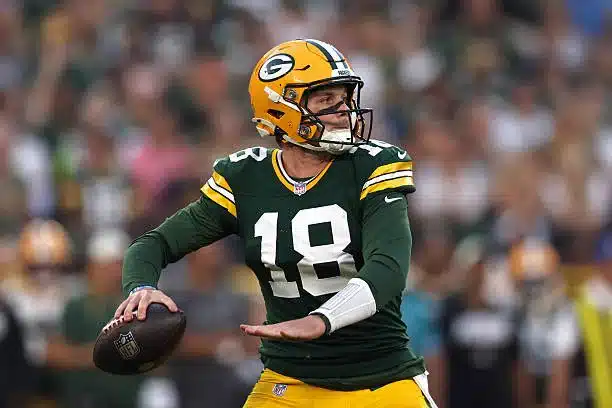 Kyle McCord lanza un pase con el uniforme de los Green Bay Packers
