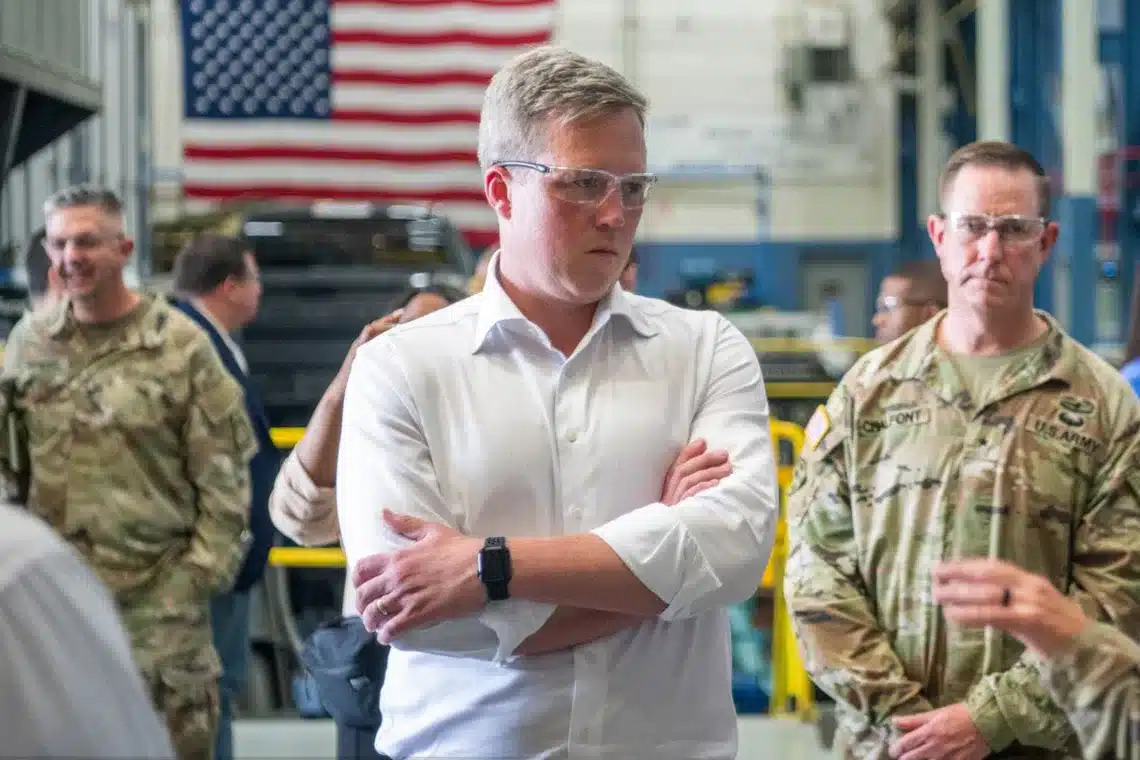 Reunión militar con bandera de Estados Unidos y ambiente de tensión en el Pentágono