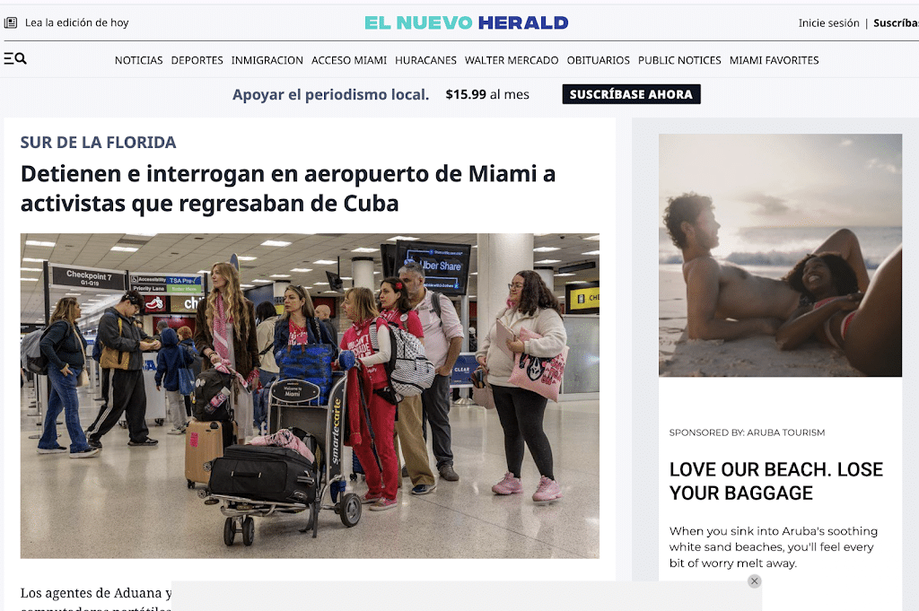 Grupo de personas en la zona de llegadas de un aeropuerto esperando viajeros
